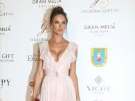 Alessandra Ambrosio w seksownej sukni z dekoltem